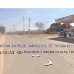 Área de terreno sendo 3 lotes juntos 900m² com uma casa